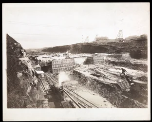 Ansicht des Baus des Panamakanals mit sichtbaren Betonformen, Zügen, Grabmaschinen und Ausgrabungen, 1912 oder 1913